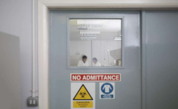 進(jìn)入實(shí)驗(yàn)室的門