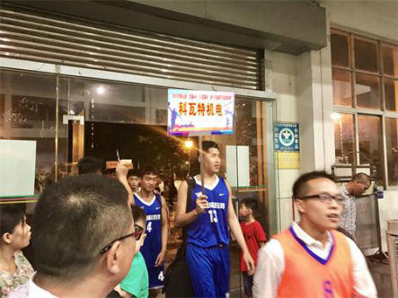 科瓦特機(jī)電隊(duì)入場